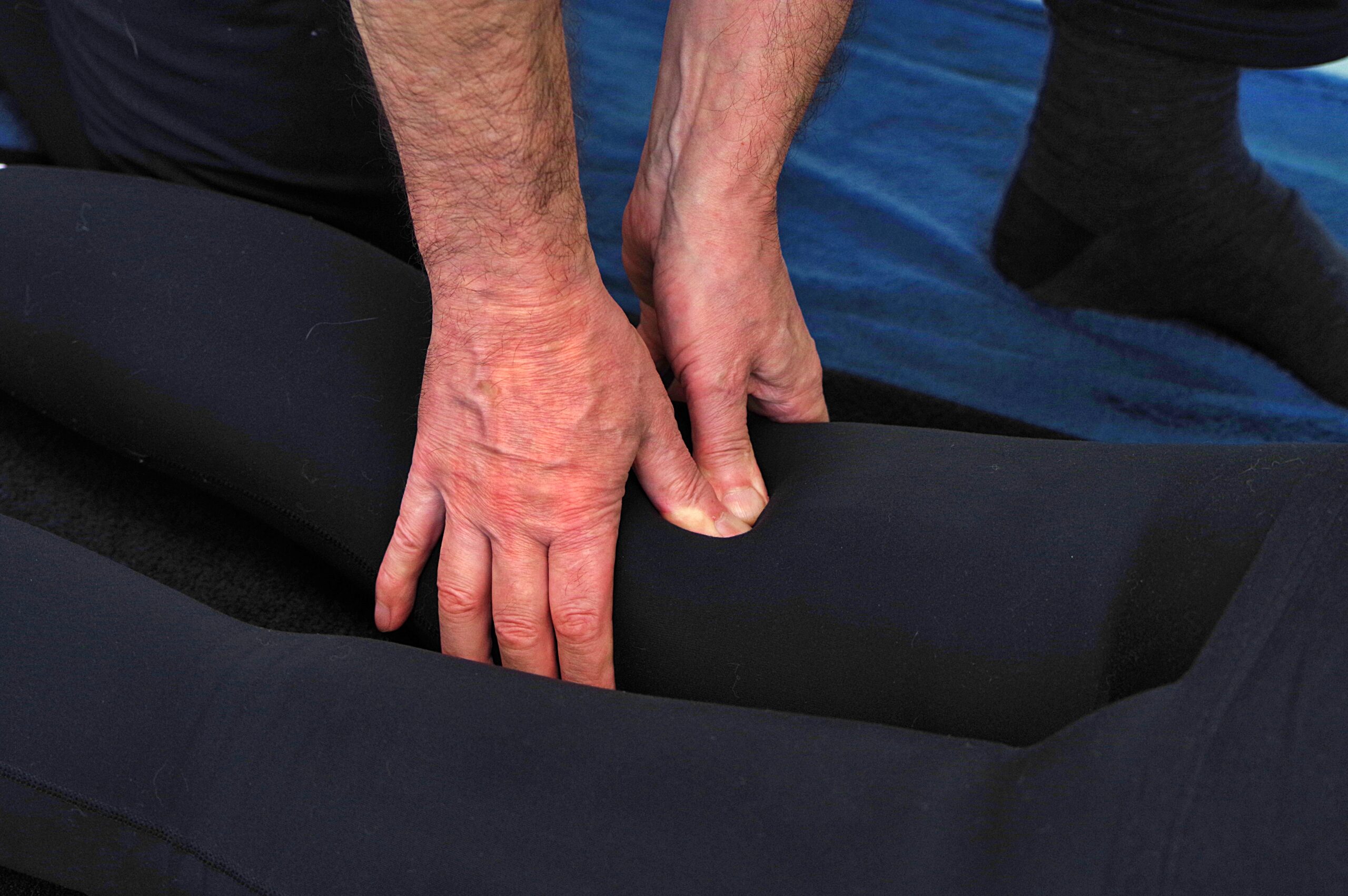 Shiatsu alakeha punktmassaaži koolitusel juhendaja teostamas survetehnikaid jalgade ja alaselja piirkonnas